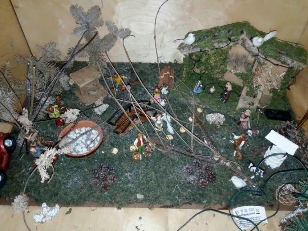 Crèche au milieu d'un petit village artisanale, Enlèvement, Neuf