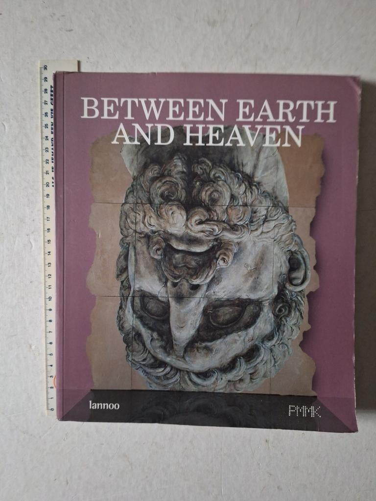 Kunstboek "Between earth and heaven" Oostende PMMK 2001, Ophalen of Verzenden