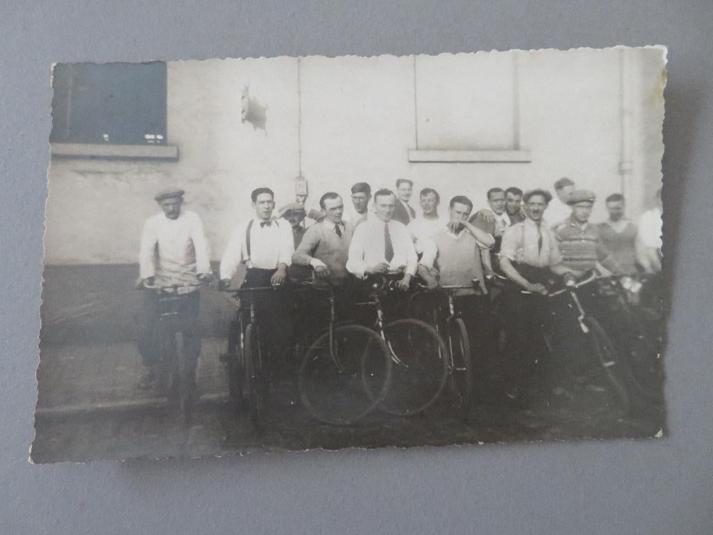 oude foto postkaart groep fietsers 1920,s, Verzamelen, Foto's en Prenten, Foto, Ophalen of Verzenden, Zo goed als nieuw, Voor 1940