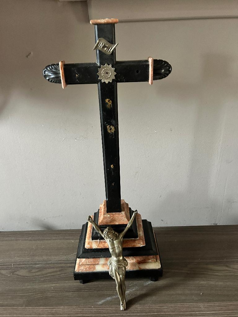 Prachtig antiek kruisbeeld in marmer, Antiek en Kunst, Antiek | Religieuze voorwerpen, Ophalen