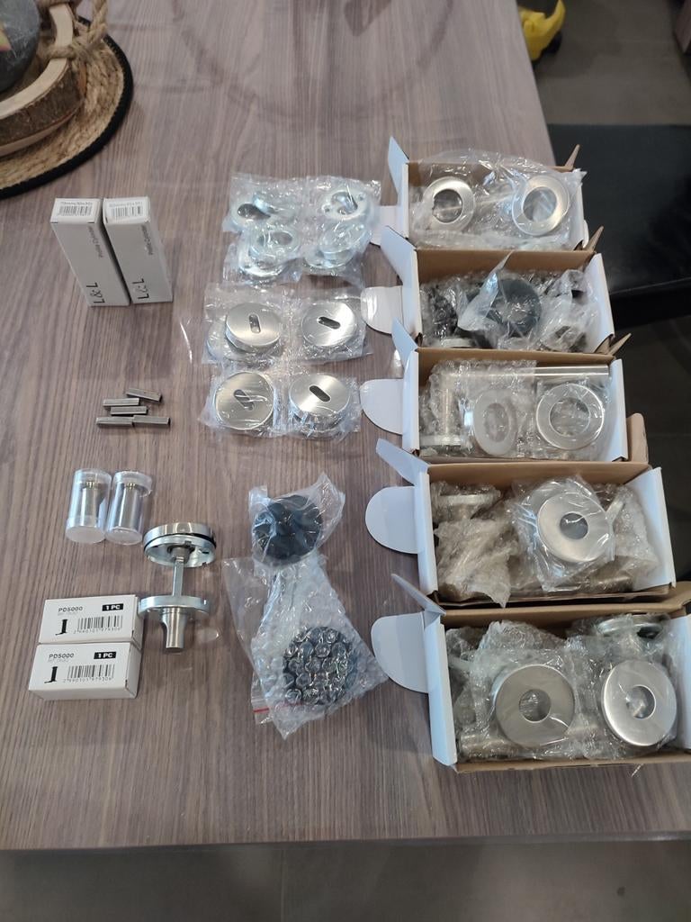 Particulier vend accessoires divers menuiserie intérieure, Enlèvement, Neuf, Chrome, Clé