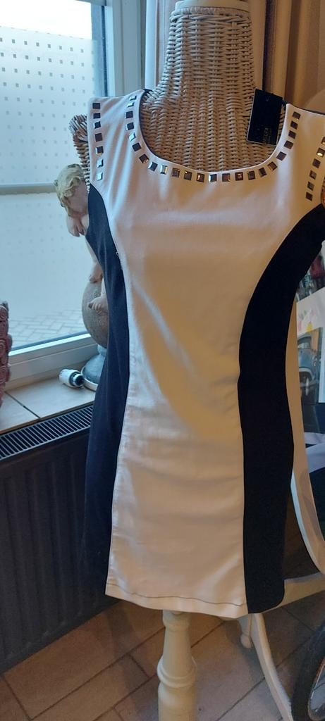 Robe moyenne neuve pour femmes, Enlèvement ou Envoi