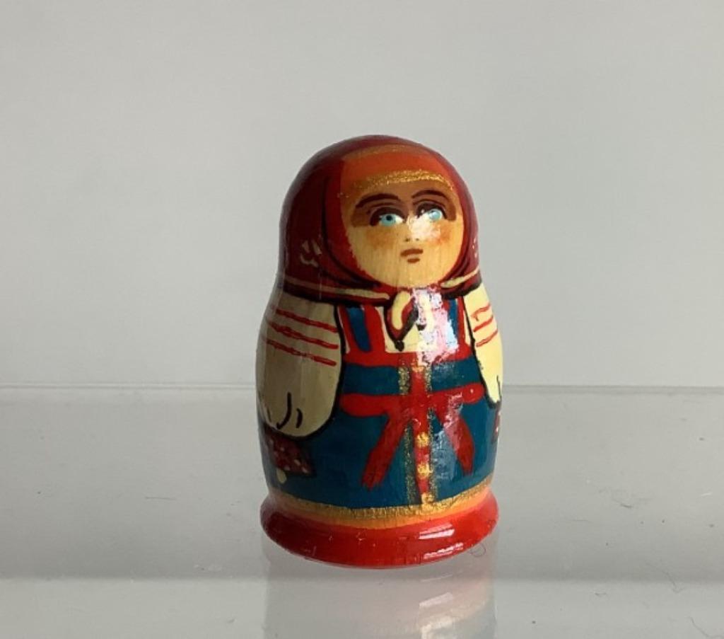 gesigneerd Matroesjka vingerhoedje, Ophalen of Verzenden, Zo goed als nieuw, Overige materialen