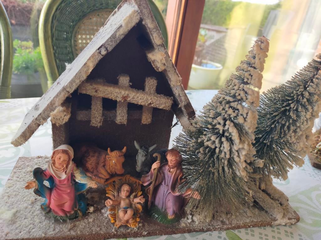 Twee oude kerst stalletjes per stuk 6 euro of voor de twee, Ophalen