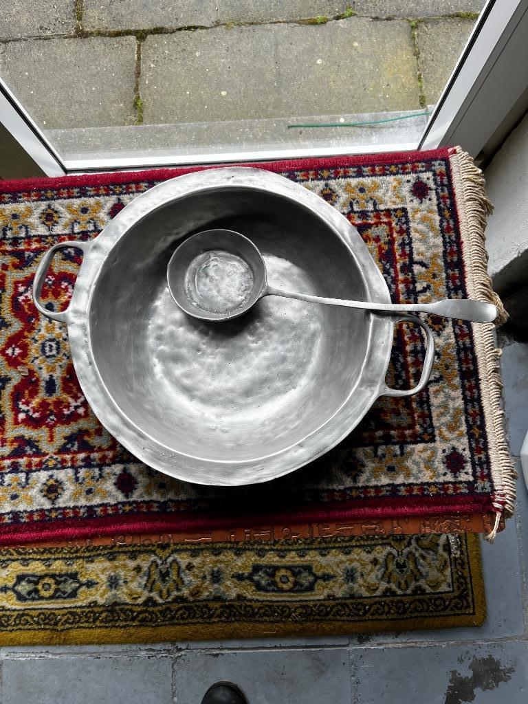 Tinnen soepterrine met bijhorende pollepel, Ophalen