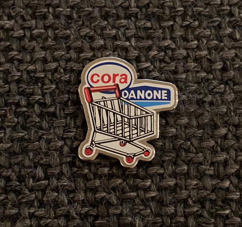 PIN - CORA - DANONE, Collections, Envoi, Utilisé, Autres sujets/thèmes, Insigne ou Pin's