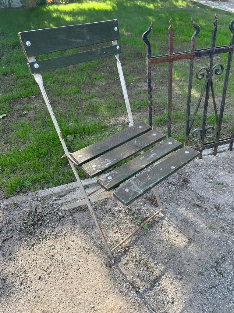 2 oude terras stoeltjes, Enlèvement