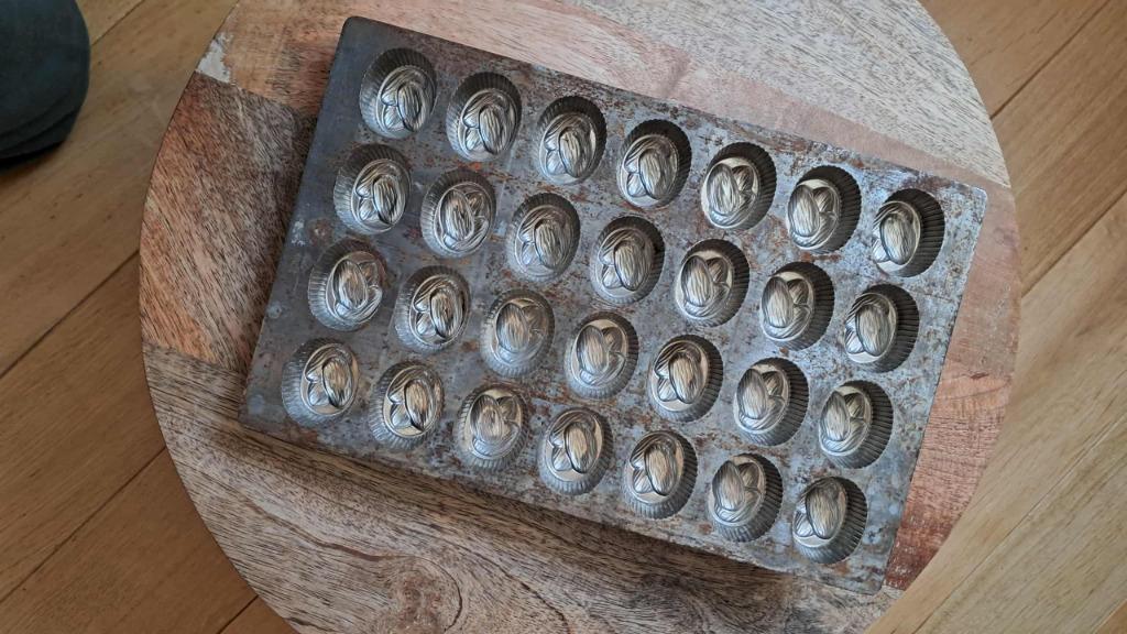 Ancien moule en métal 40 cavités, Hobby en Vrije tijd, Taarten en Cupcakes maken, Gebruikt, Bakvorm, Ophalen
