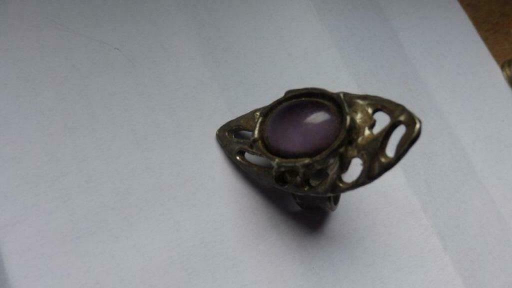 ring zilverkleurig met paarse steen, Handtassen en Accessoires, Ringen, Ophalen, Gebruikt, IJzer of Staal, Dame of Heer