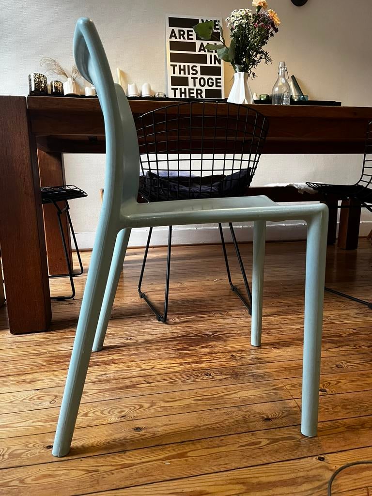 6 chaises bleues, Enlèvement