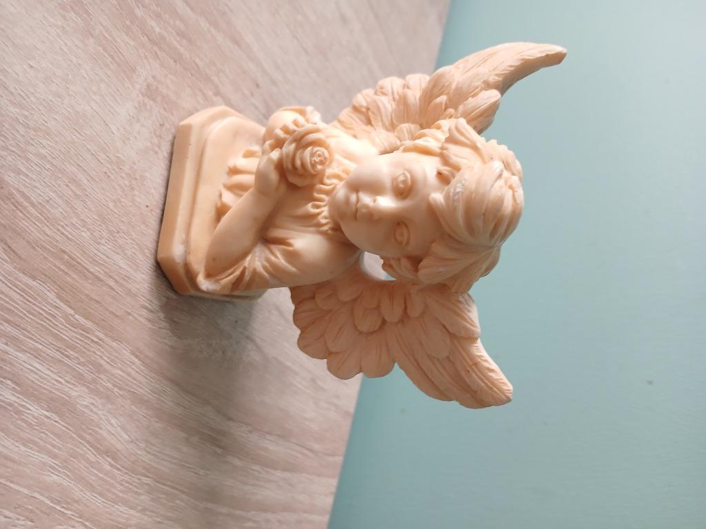 Figurine avec ange, Enlèvement ou Envoi