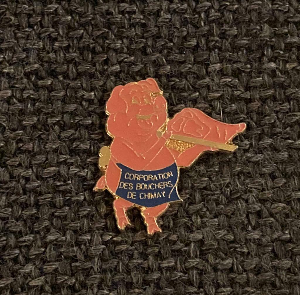 PIN - CORPORATION DES BOUCHERS DE CHIMAY - COCHON, Collections, Envoi, Utilisé, Autres sujets/thèmes, Insigne ou Pin's
