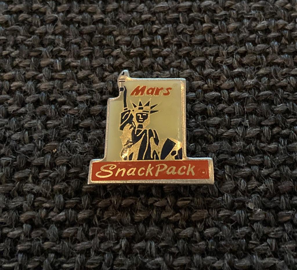 PIN - MARS - SNACKPACK - LIBERTY STATUE - VRIJHEIDSBEELD, Verzenden, Gebruikt, Merk, Speldje of Pin