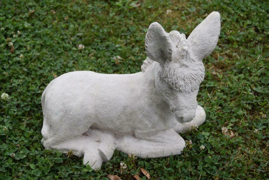 Ezel, cadichon in gepatineerde steen, Tuin en Terras, Ophalen of Verzenden, Zo goed als nieuw, Steen, Dierenbeeld