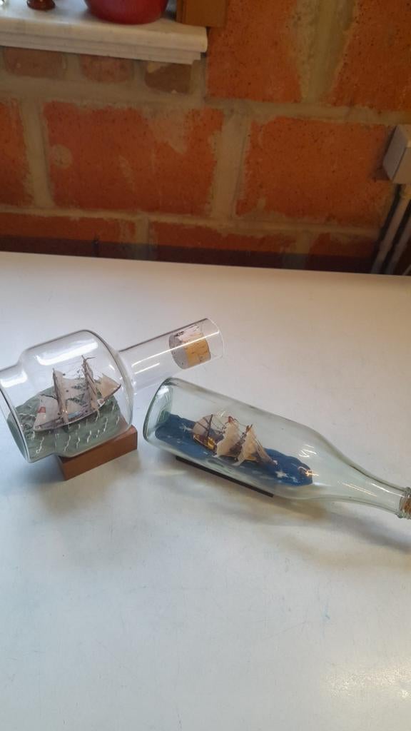 2 bouteilles en verre avec bateau a l interieur