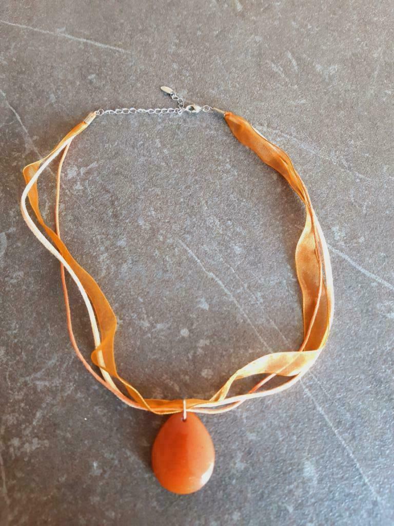 Vintage oranje ketting, Bijoux, Sacs & Beauté, Colliers, Pierre ou Minéral, Comme neuf, Enlèvement, Avec pendentif