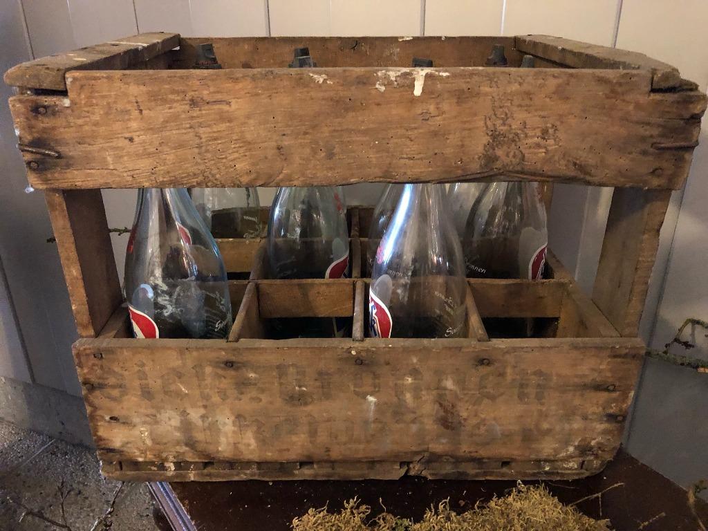 Houten krat met 8 flessen en 6 vintage glazen, Ophalen, Gebruikt, Frisdrankglas