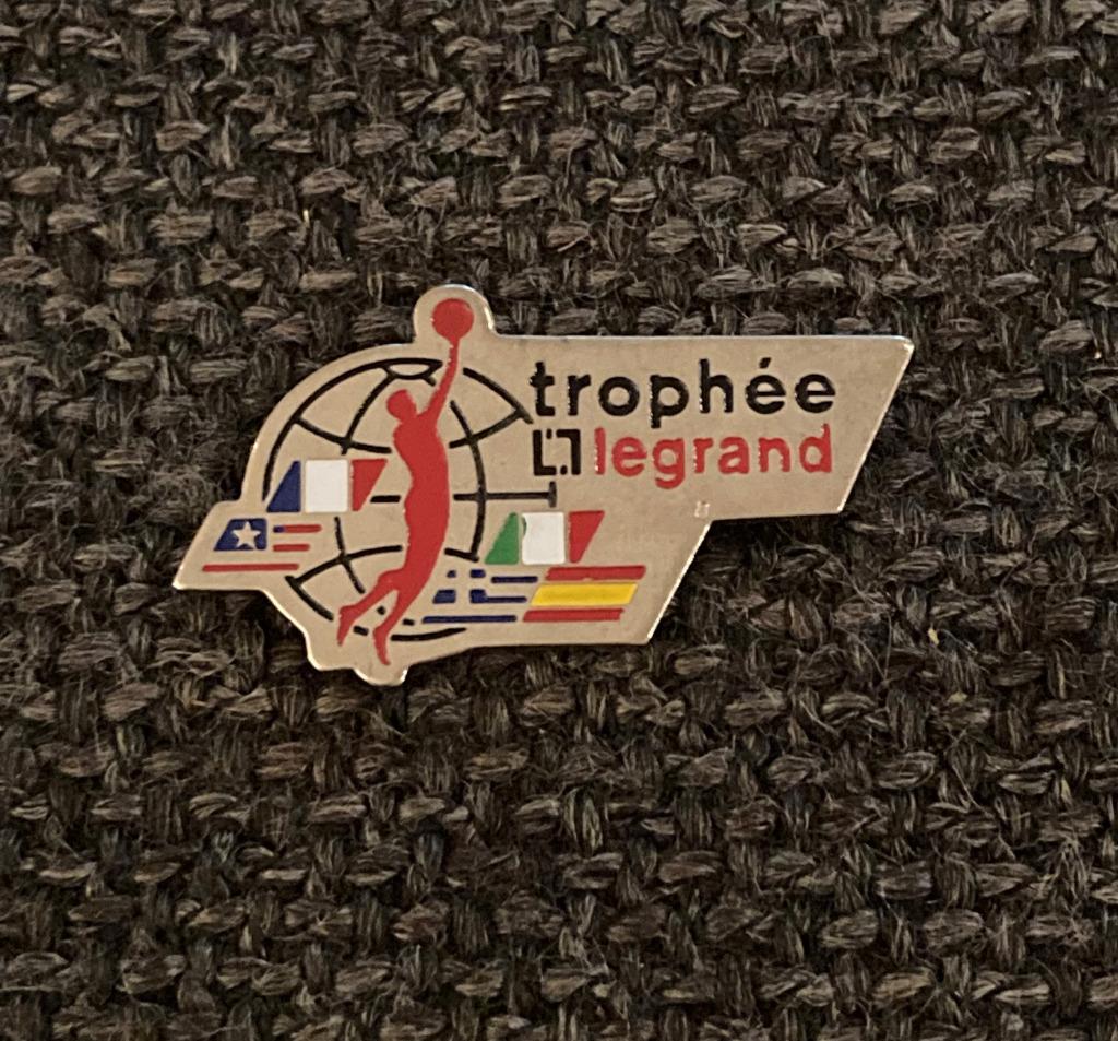 PIN - TROPHEE LEGRAND - BASKET - BASKETBAL - BASKETBALL, Envoi, Utilisé, Sport, Insigne ou Pin's