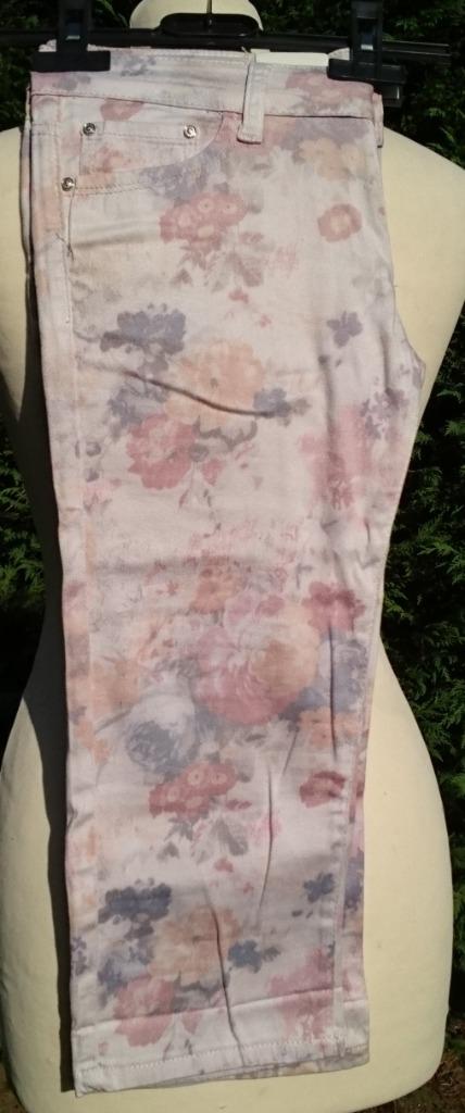 stretch bermuda / capri bloemen mooie pastel kleuren S36, Kleding | Dames, Broeken en Pantalons, Nieuw, Maat 36 (S), Roze, Driekwart