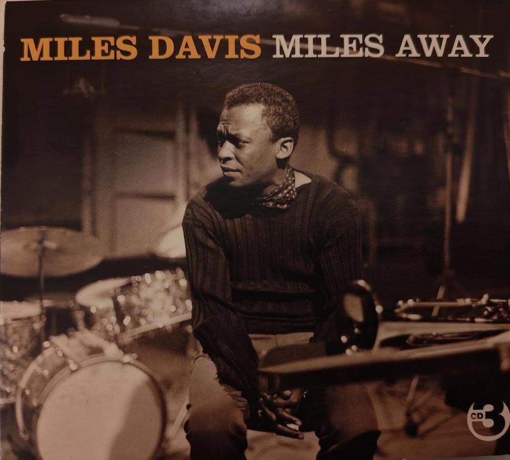 MILES DAVIS - Miles away (6 albums on 3 CD's), Enlèvement ou Envoi, 1940 à 1960, Comme neuf, Jazz