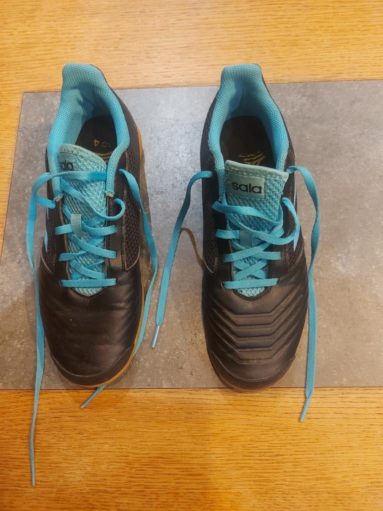 Adidas indoor voetbalschoenen, Sport en Fitness, Voetbal, Ophalen, Zo goed als nieuw