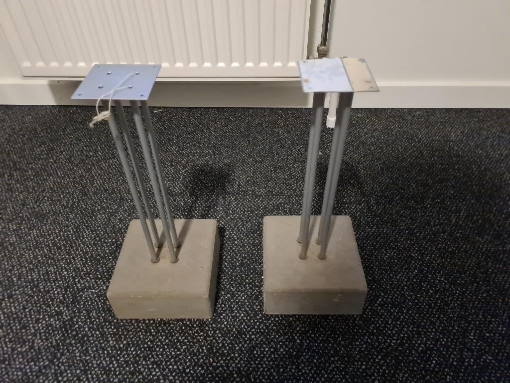 Support pour 2 haut-parleurs avec base en béton en dessous, Enlèvement ou Envoi, Comme neuf