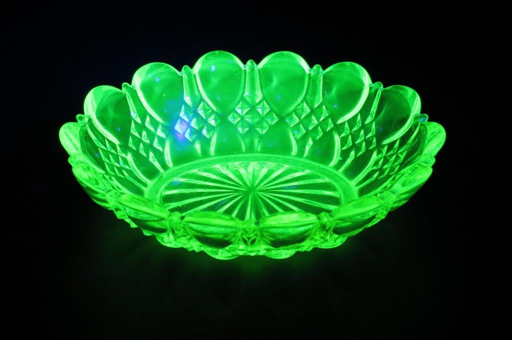 Uranium glas - Val Saint Lambert - schaaltje Valembert, Antiek en Kunst, Ophalen of Verzenden