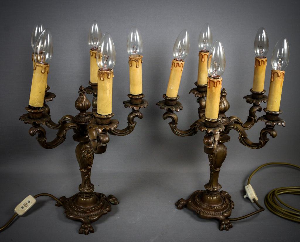 Paar bronzen kandelaars met leeuwenpoot, Ophalen, Brons