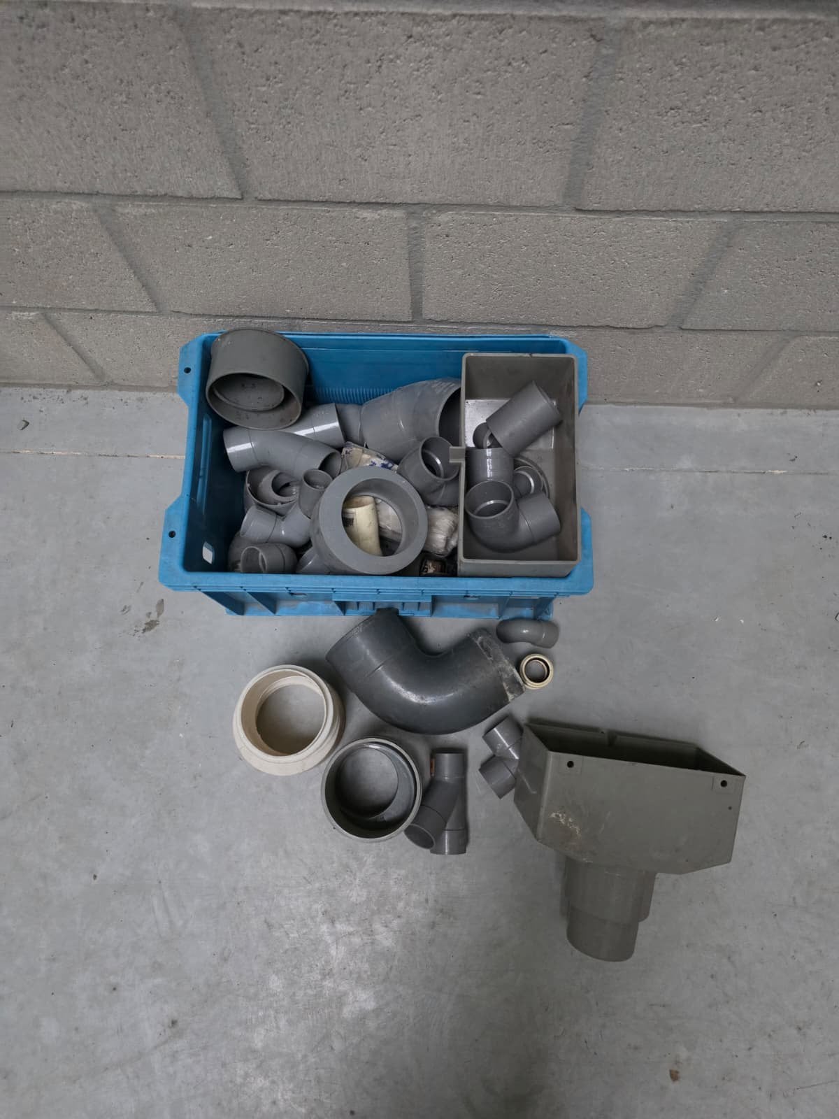 Bak vol PVC Hulpstukken & Afvoerkoppelstukken, Doe-het-zelf en Bouw, Buizen en Afvoer, Ophalen, Zo goed als nieuw, PVC, Afvoer