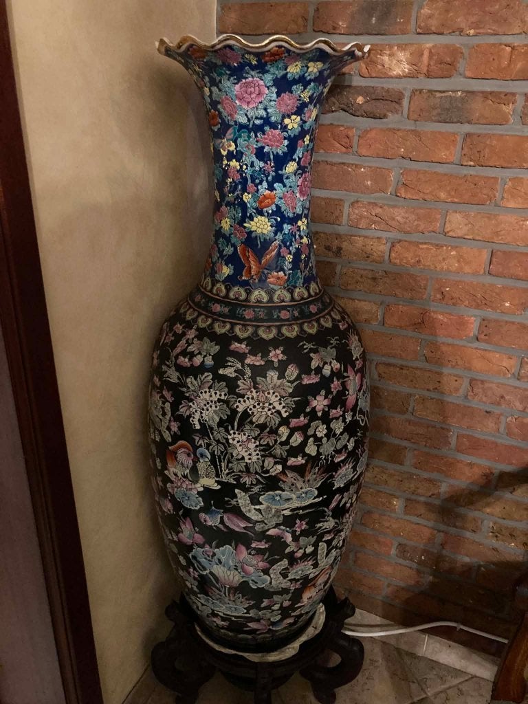 Polychroom Chinese vaas met trompet hals en houten sokkel, Antiek en Kunst, Ophalen
