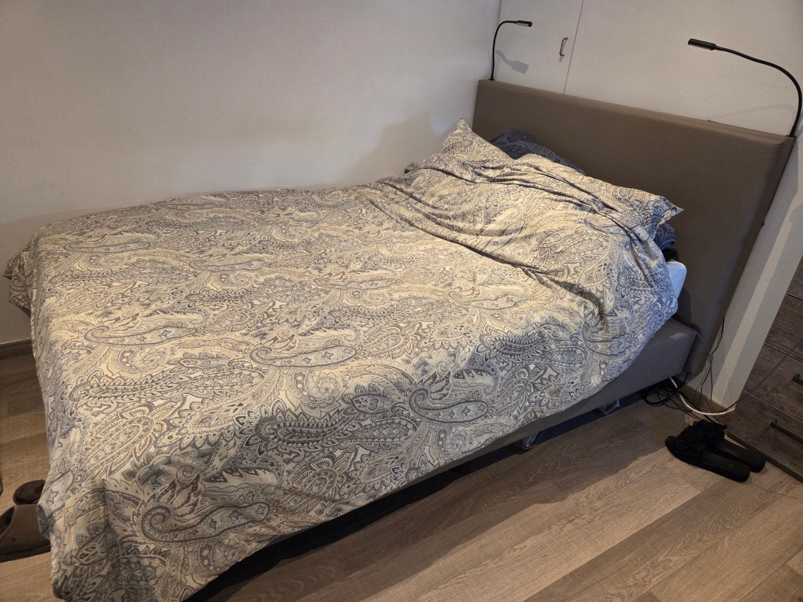 Taupe kleurig bed 1.40m met natuurlatex matras, Huis en Inrichting, Ophalen