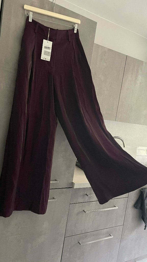 Nieuwe paarse satijnen soepele broek van ZARA M, Kleding | Dames, Broeken en Pantalons, Zara, Paars, Nieuw, Ophalen of Verzenden