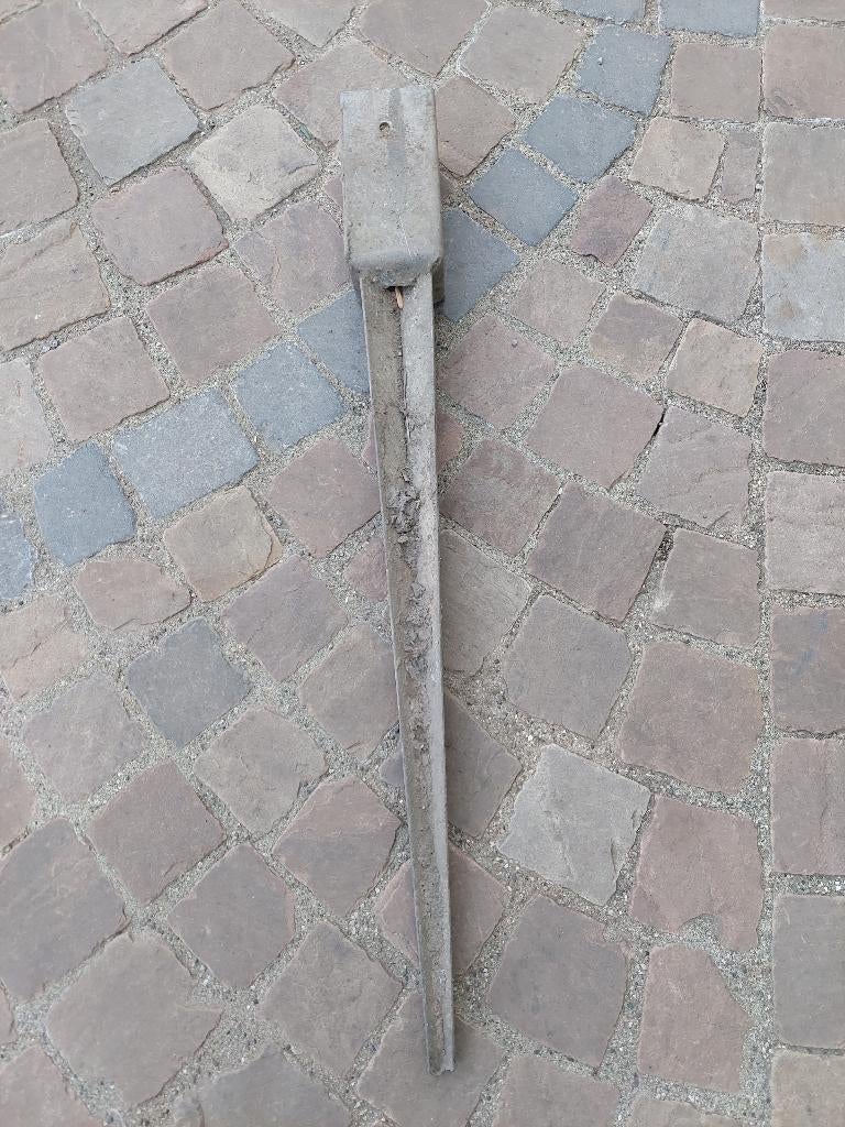 1 Support de poteau à ransart prix 5euro, Enlèvement