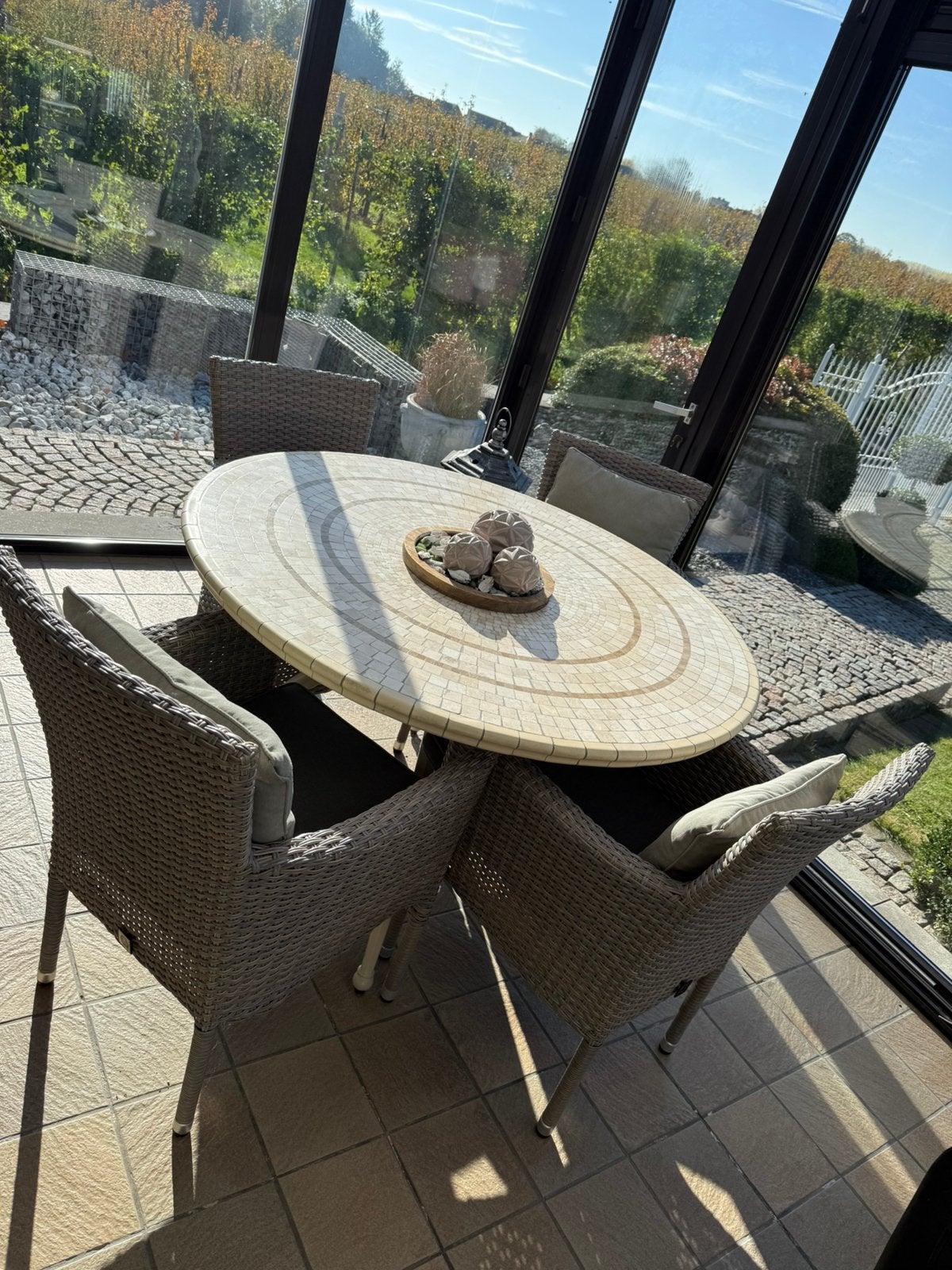 Travertin stenen mozaïek tafel met 4 wicker moderne stoelen, Ophalen, Zo goed als nieuw, Wicker