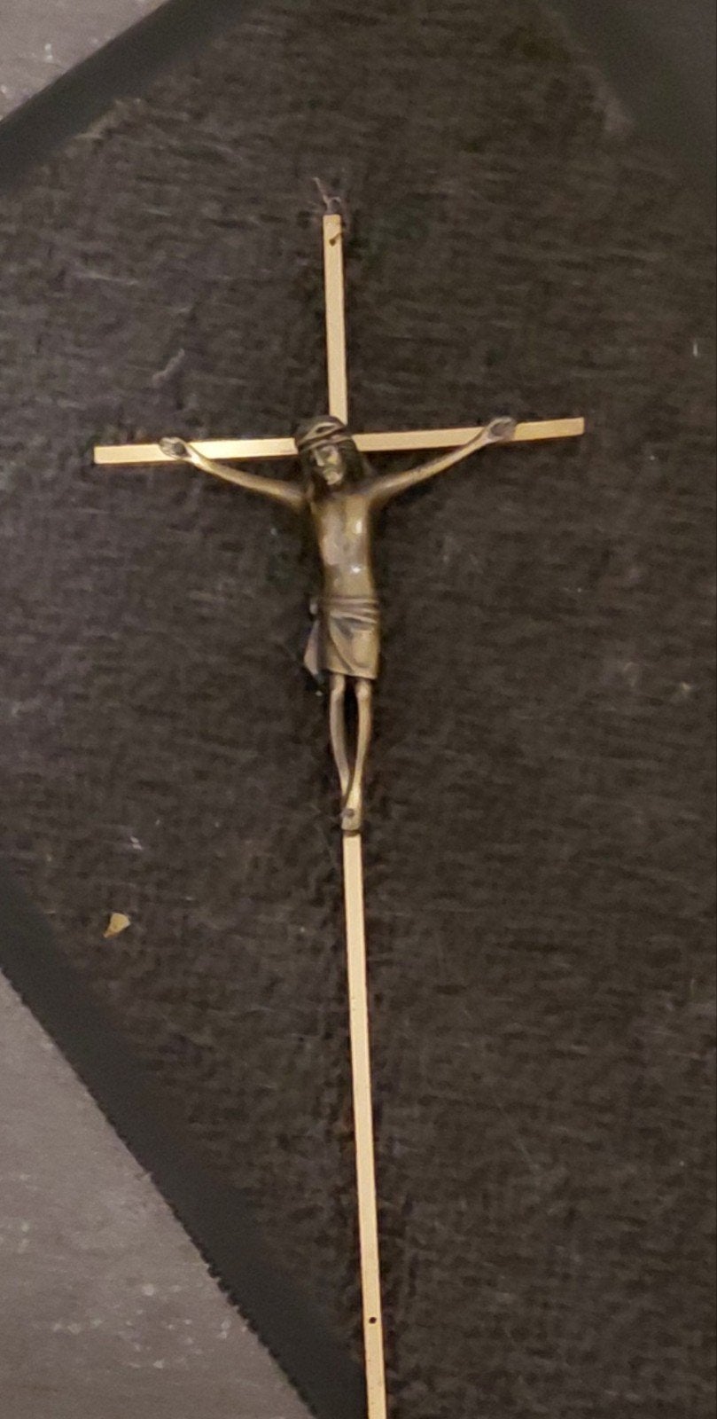 crucifix à suspendre.
18 cm de large sur 45 cm de long. coll, Enlèvement ou Envoi