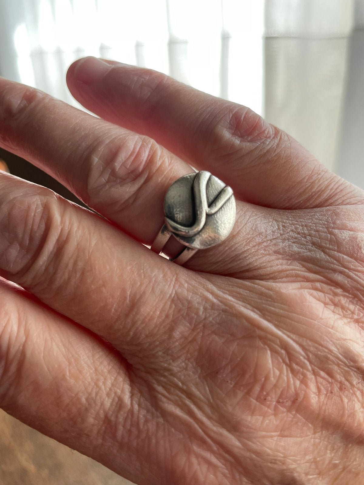 Vintage zilveren ring met ronde bovenzijde en gebogen lijnen, Ophalen of Verzenden, Zo goed als nieuw, Dame, Zilver