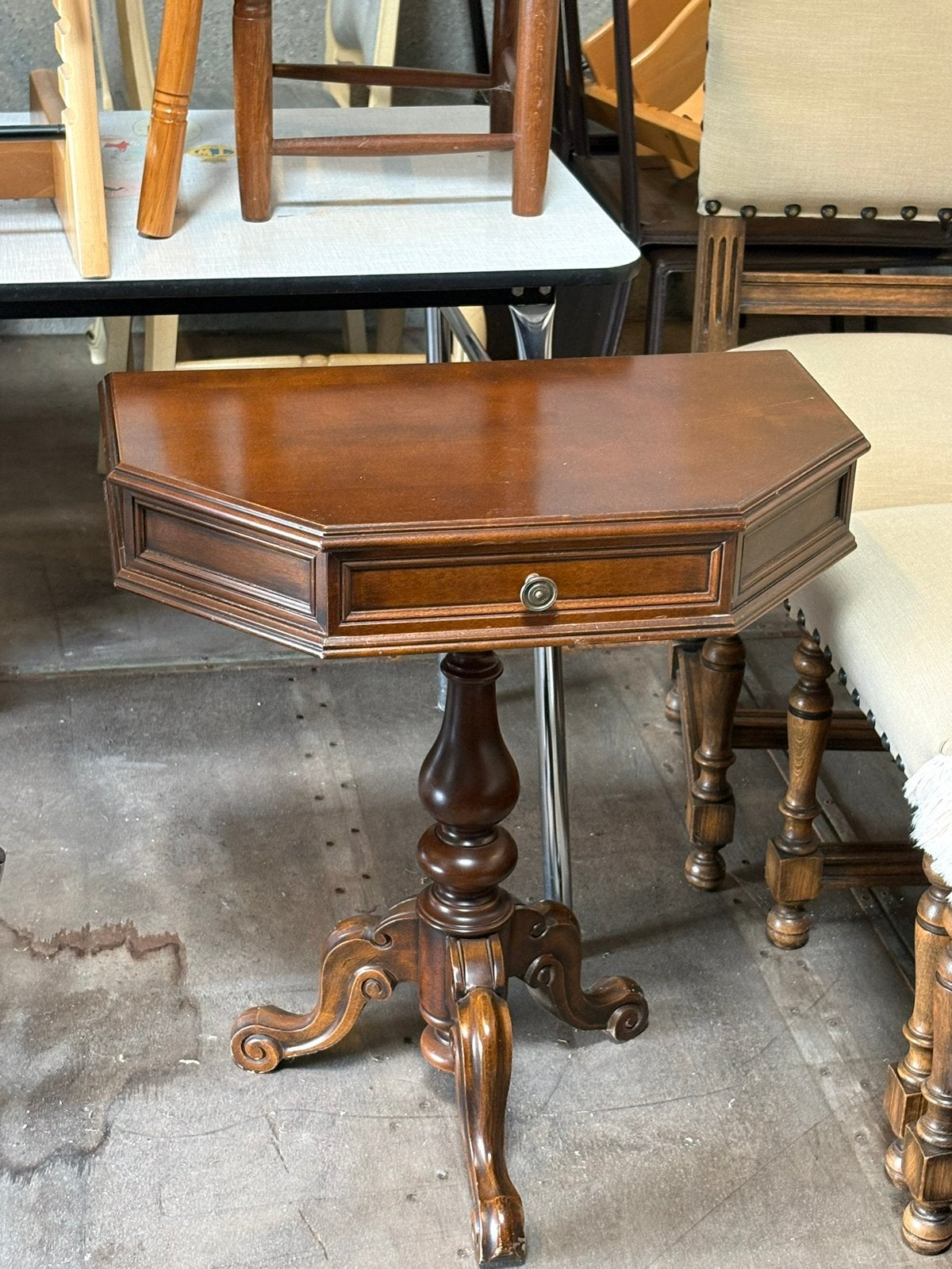 Klassiek bijzettafeltje in massief hout met lade, Antiek en Kunst, Ophalen