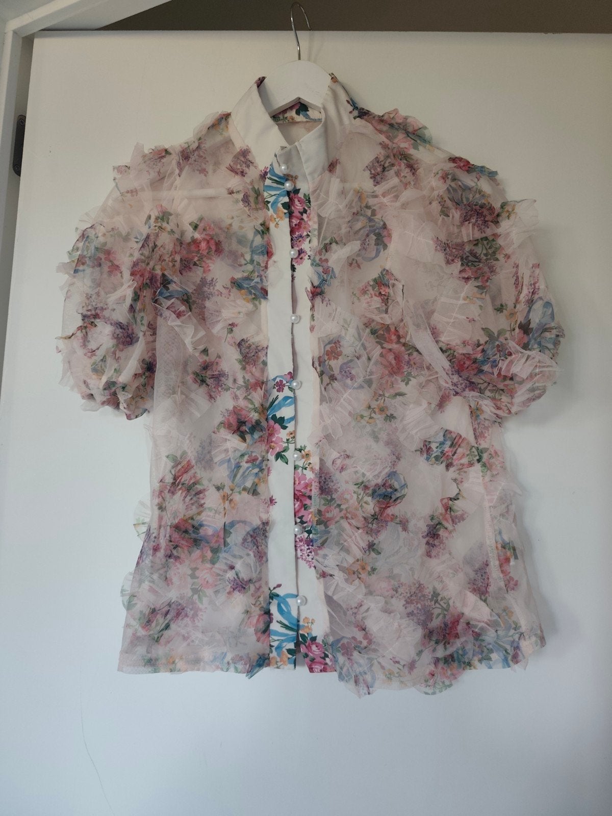 Blouse très féminine et sexy avec tulle et boutons perles. D, Enlèvement ou Envoi, Comme neuf, Taille 36 (S)