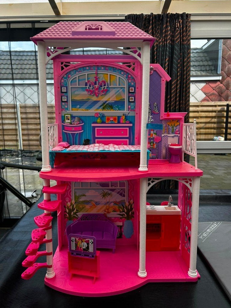 Barbie 2-Story Beach House W3155 – volledig, verkleuring dak, Kinderen en Baby's, Ophalen, Gebruikt, Poppenhuis