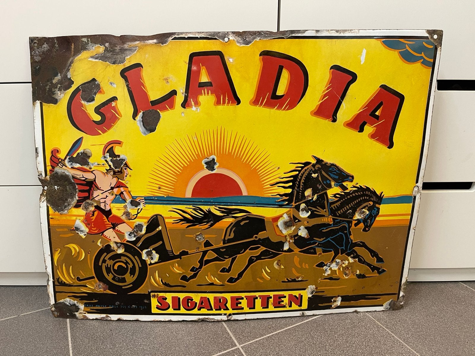 Gladia sigaretten emaille bord 1928, Ophalen of Verzenden, Gebruikt