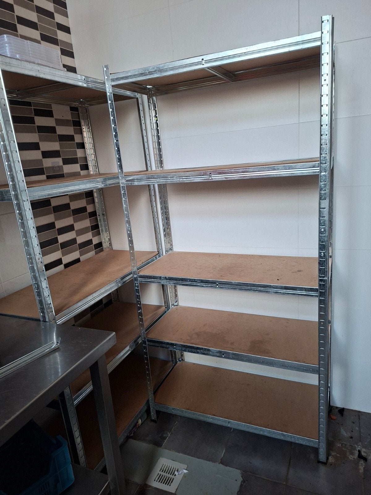 6 rekken met houten leggers, Enlèvement