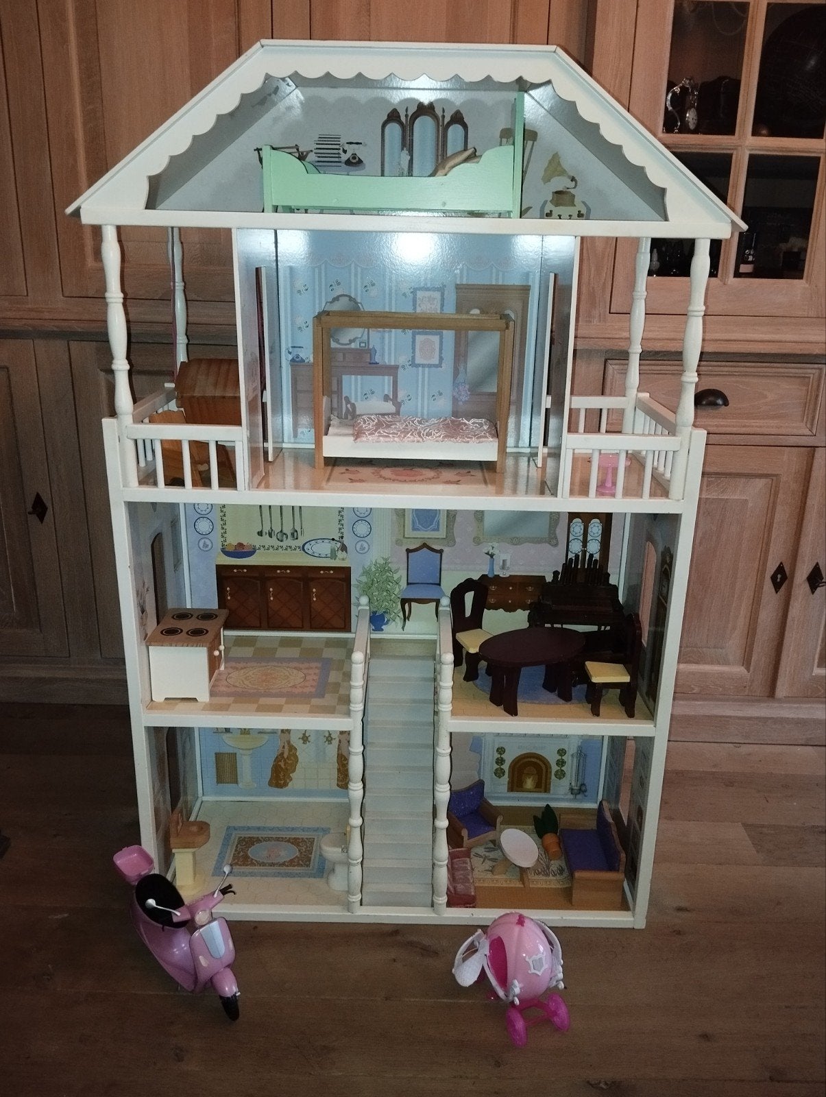 maison de poupée en bois avec mobilier, Enfants & Bébés, Jouets | Poupées, Enlèvement, Comme neuf, Barbie
