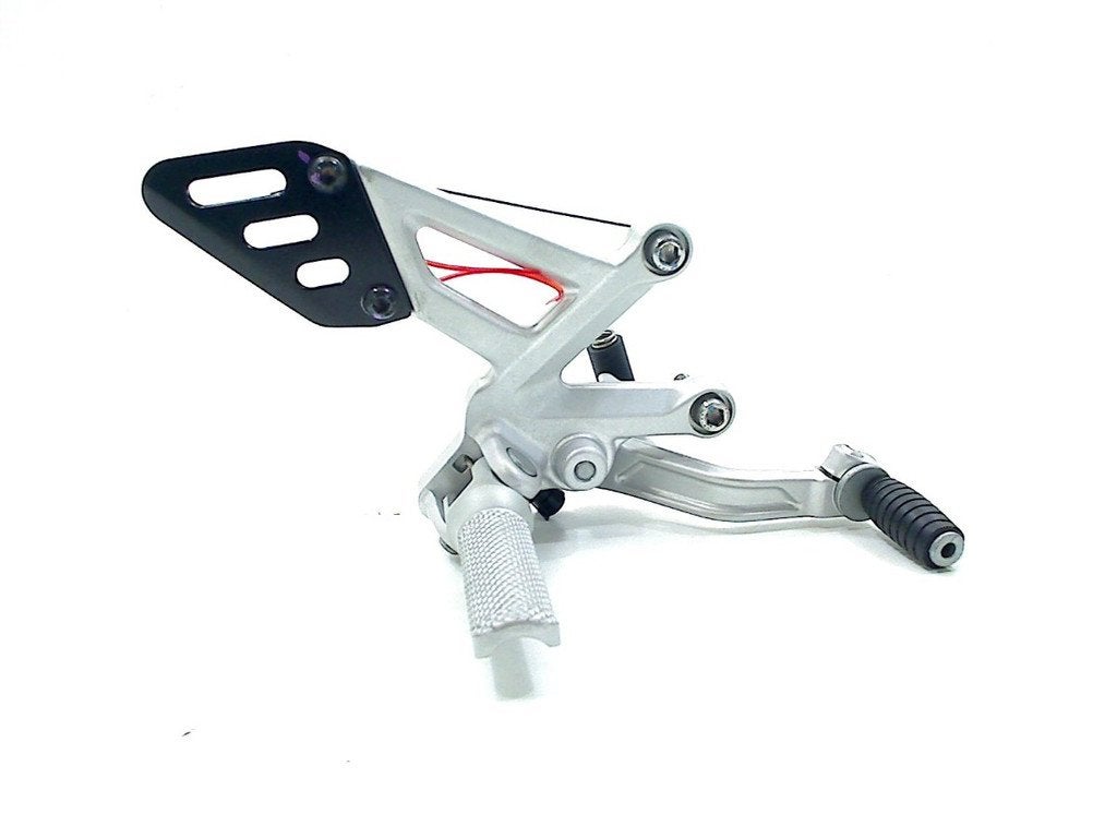 REPOSE PIEDS AVANT DROIT Aprilia RSV4 factory (2b003300), Motos, Dhr. S. di Majo, Utilisé, Info@cama-motorparts.nl, P.J. Troelstraweg 8 8
3144 CX  MAASSLUIS, NL