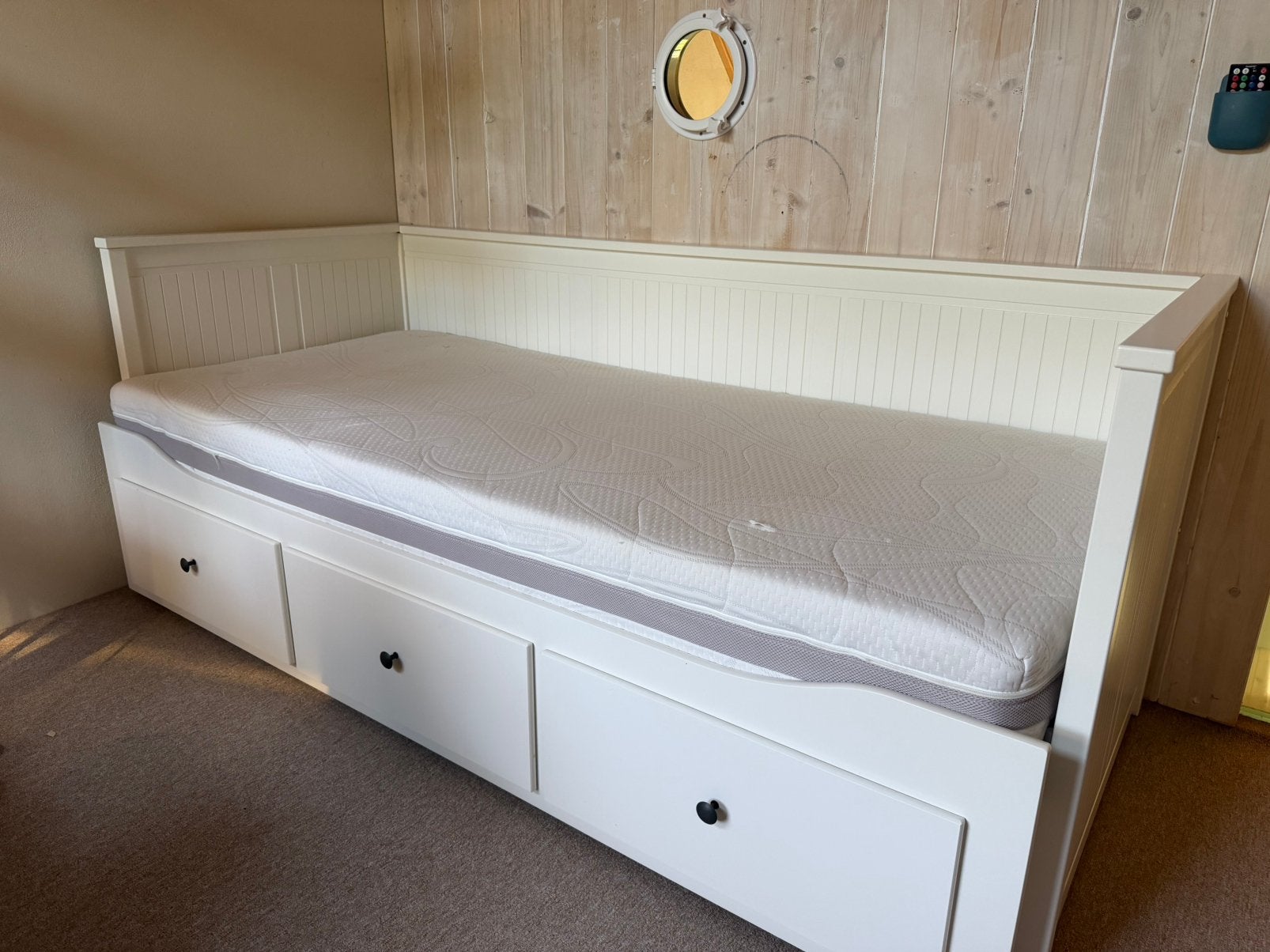 Ikea bed met 2 matrassen, Ophalen, Zo goed als nieuw