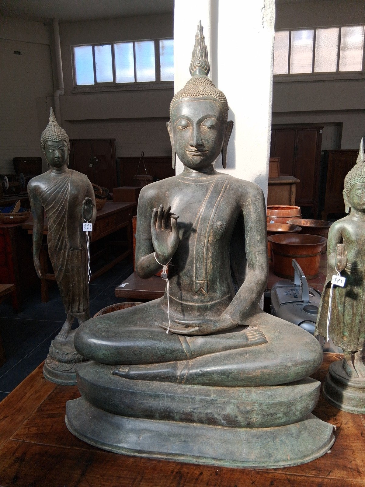 Thaise bronzen Boeddha opent deuren, Ophalen