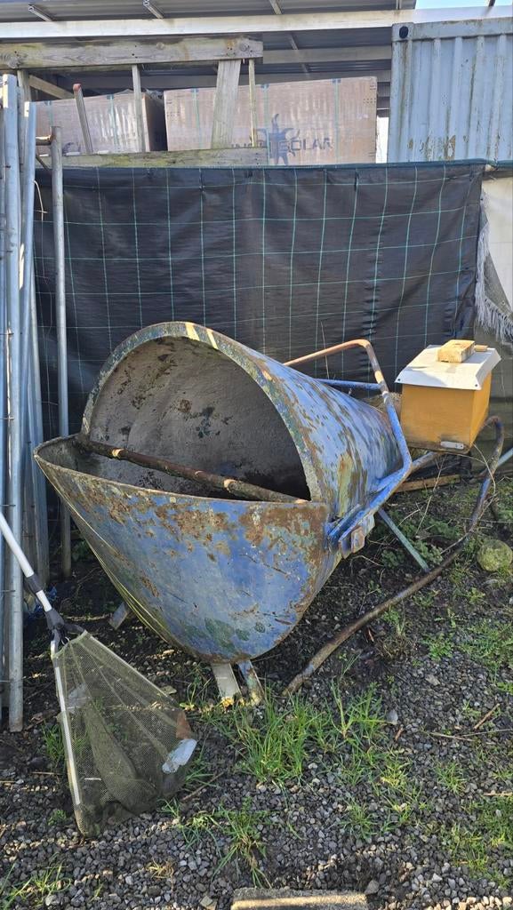 Te koop: betonnen stortbak / betonbak., Ophalen