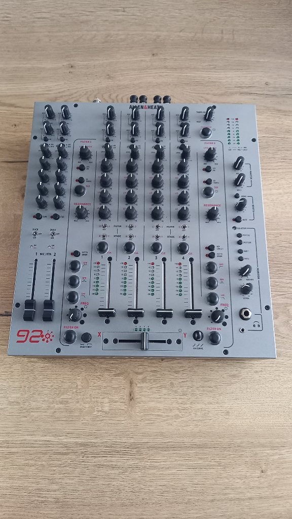 Allen & Heath Xone92 Limited Edition + Decksaver, Enlèvement, Comme neuf, 5 à 10 canaux, Entrée micro