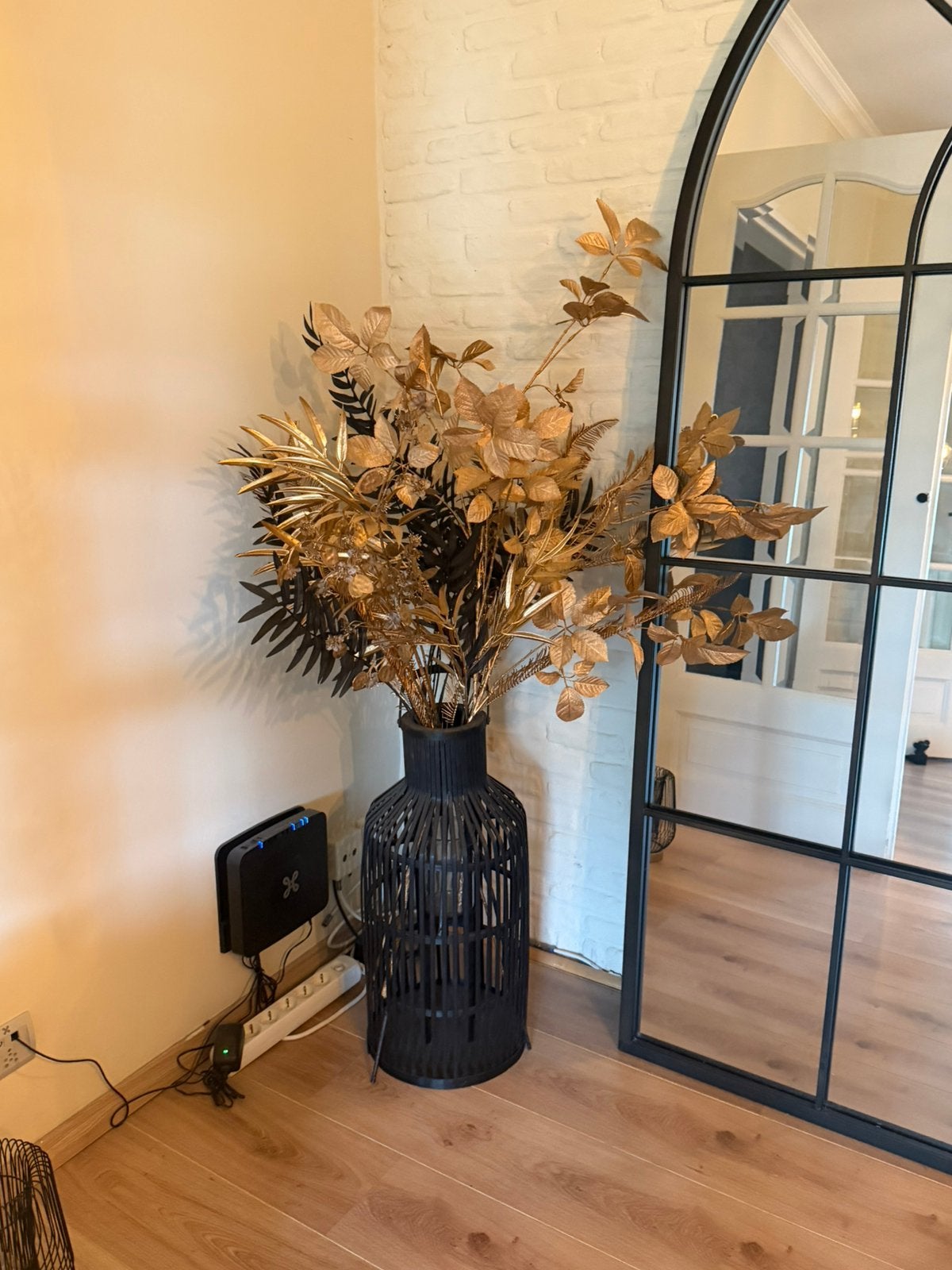 Grote zwarte decoratieve vloervaas met gouden kunstbloemen, Ophalen, Zo goed als nieuw