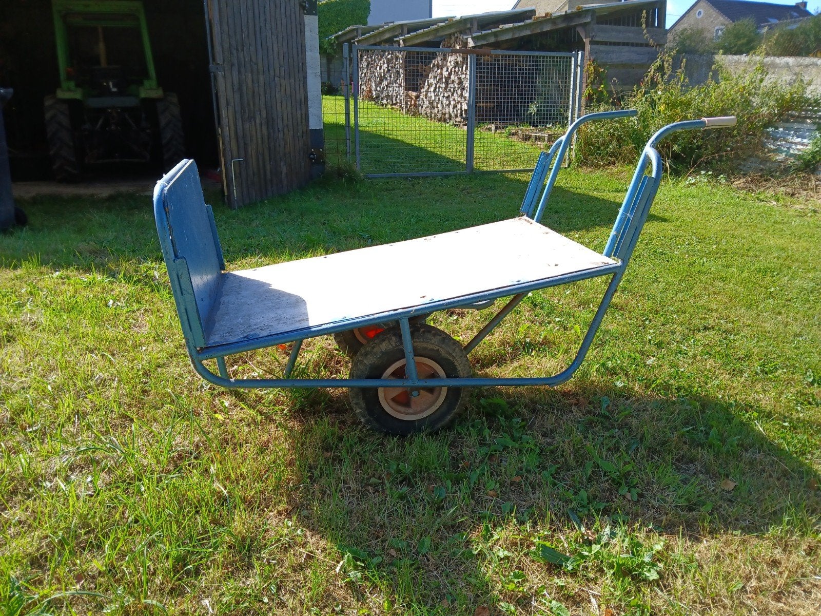 Brouette à deux roues. Chars à bras, Enlèvement, À deux roues