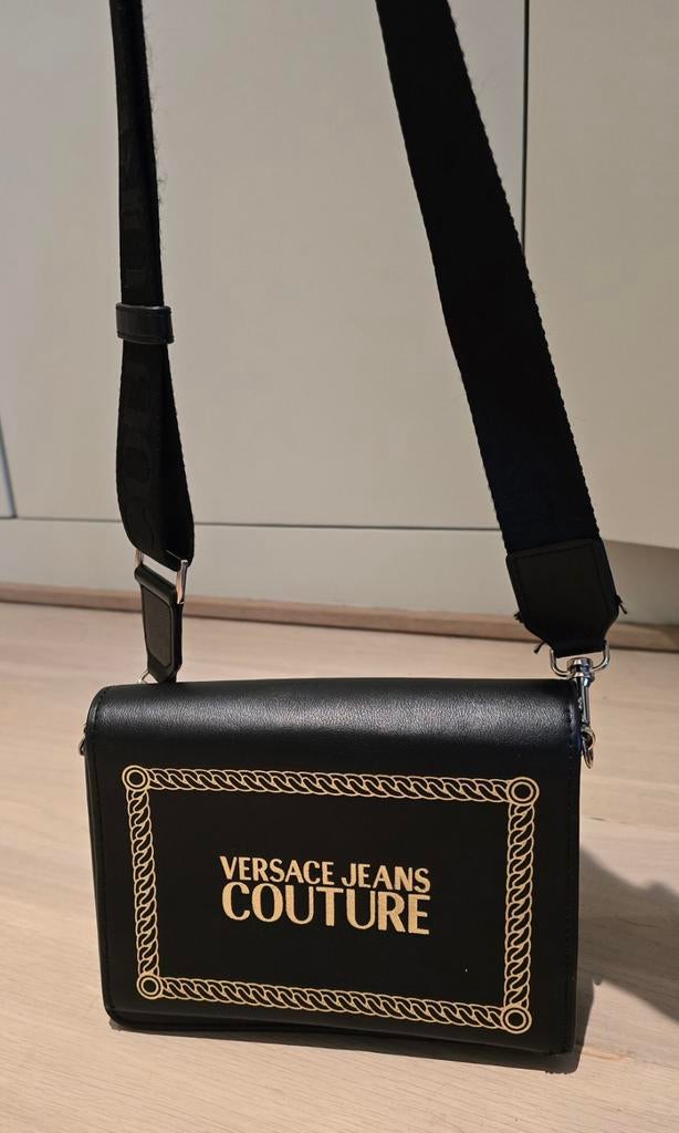 Versace schoudertas, Ophalen